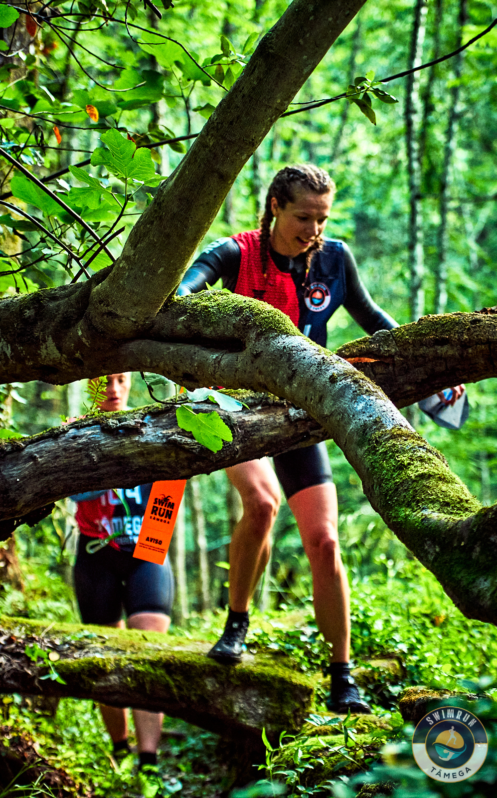 Athlètes de swimrun progressant dans une forêt